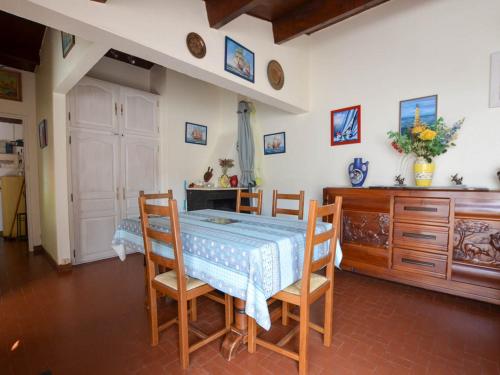 une salle à manger avec une table et quelques chaises dans l'établissement Maison 3 pièces à La Palmyre, proche mer, patio et parking, 4 pers. - FR-1-705-47, aux Mathes