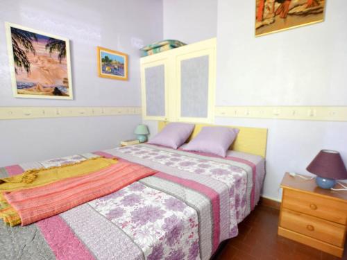 une chambre avec un lit et une table avec une lampe dans l'établissement Maison 3 pièces à La Palmyre, proche mer, patio et parking, 4 pers. - FR-1-705-47, aux Mathes