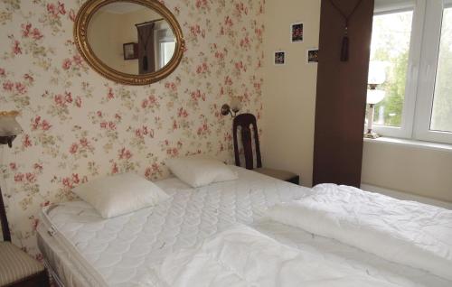 Säng eller sängar i ett rum på Nice Home In Malmbck With 3 Bedrooms And Wifi