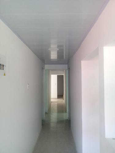an empty room with white walls and a hallway at Hotel Romadar in Puerto López