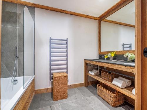 une salle de bain avec douche et lavabo dans l'établissement Chalet de Luxe à Saint Martin de Belleville · Accès Piste · Sauna · Cinéma · Parking Inclus - FR-1-344-1166, à Saint-Martin-de-Belleville