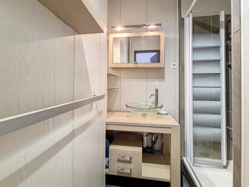 une petite cuisine avec un évier et un comptoir dans l'établissement Studio lumineux, ski aux pieds, balcon sud, 24 m², 4 pers, 2 flocons argent - La Croisette, Les Belleville - FR-1-344-1180, aux Menuires