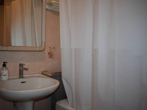 une salle de bain avec un lavabo et un rideau de douche dans l'établissement Agréable studio mezzanine 3 couchages à Font-Romeu avec parking - FR-1-580-93, à Font-Romeu-Odeillo-Via