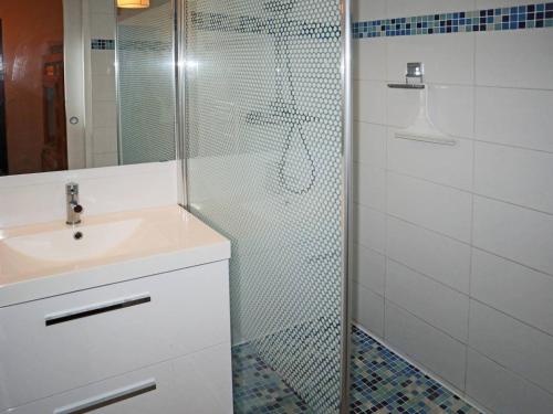 une salle de bain avec une douche en verre et un lavabo dans l'établissement Studio cosy avec balcon, skis aux pieds, parking et proche de tout - FR-1-322-528, aux Orres