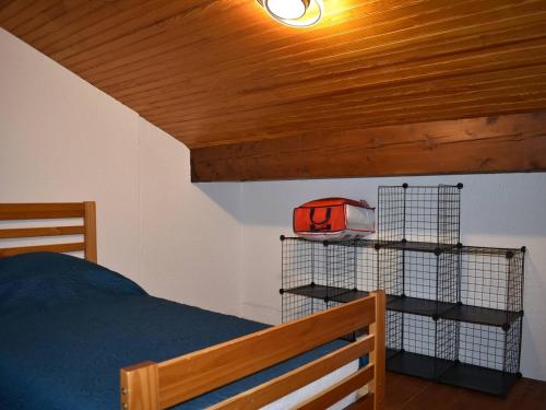 une chambre avec un lit et un plafond en bois dans l'établissement Appartement 3 Pièces avec Mezzanine, Balcon Sud, Parking et Cave - Centre Ville Proche Commodités - FR-1-580-92, à Font-Romeu-Odeillo-Via