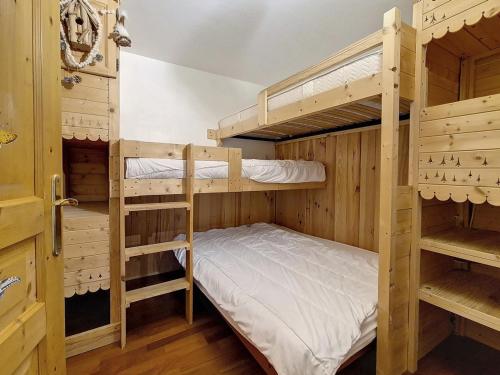 quelques lits superposés dans une chambre dans l'établissement Appartement ensoleillé, 2 pièces cabine, balcon sud, pour 6 pers., centre station, près des pistes - FR-1-344-1178, aux Menuires