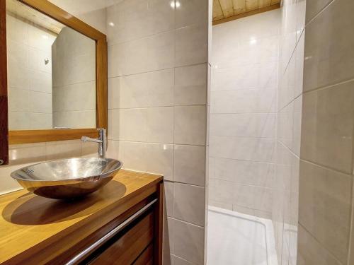 La salle de bains est pourvue d'un lavabo sur un comptoir. dans l'établissement Appartement ensoleillé, 2 pièces cabine, balcon sud, pour 6 pers., centre station, près des pistes - FR-1-344-1178, aux Menuires