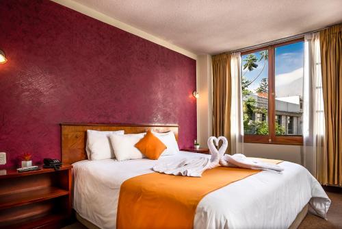 Habitación de hotel con 2 camas y ventana en Hotel Maison Du Solei, en Arequipa