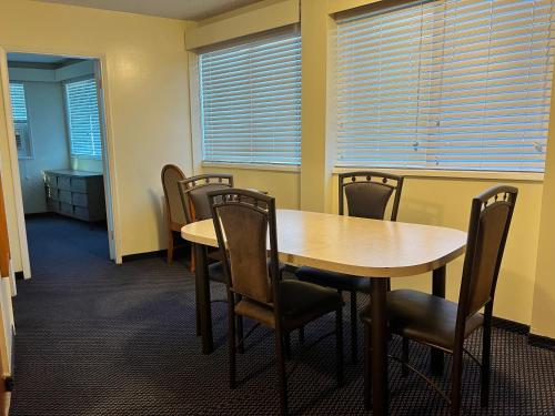 uma sala de conferências com uma mesa de madeira e cadeiras em Redford Motel em Port Alberni