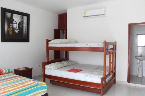 Poschodová posteľ alebo postele v izbe v ubytovaní CASAS BLANCAS Coveñas