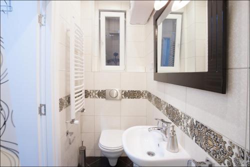 y baño con lavabo y aseo. en Belle Apartments - Square 8, en Belgrado