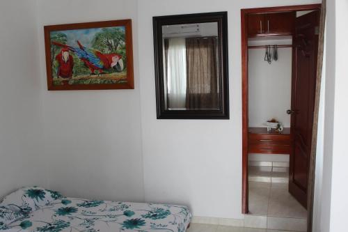 salon z kanapą i zdjęciem na ścianie w obiekcie CASAS BLANCAS Coveñas w mieście Coveñas