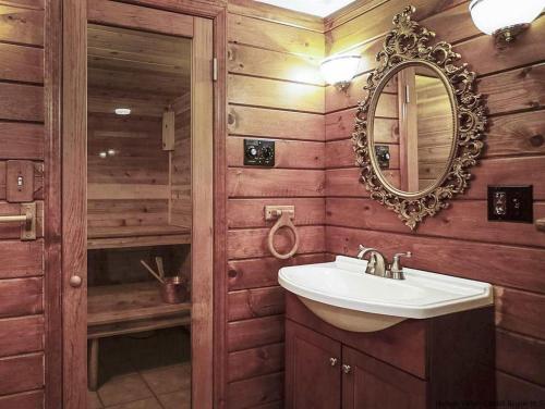 Eagle Nest Cozy Studio في Andes: حمام مع حوض ومرآة