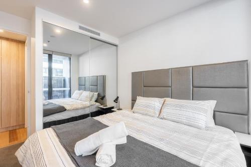 Llit o llits en una habitació de Serain Residences Next to Canberra Centre