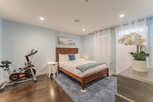 Ένα ή περισσότερα κρεβάτια σε δωμάτιο στο Luxe City Retreat Roof Deck Getaway