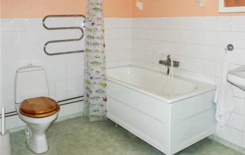 Ένα μπάνιο στο Stunning Home In Hrby With 3 Bedrooms And Wifi