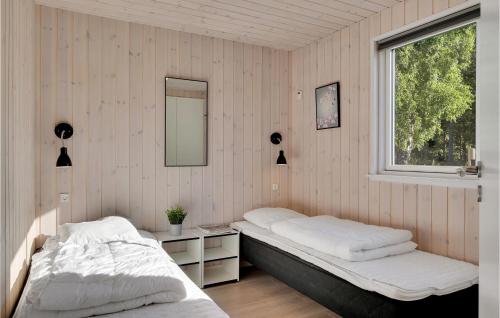 een slaapkamer met 2 bedden en een raam bij Cozy Home In Frederiksvrk With Outdoor Swimming Pool in Frederiksværk