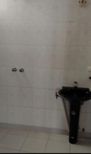 ein Bad mit einem WC und einem schwarzen Waschbecken in der Unterkunft Departamento céntrico a 4 cuadras de la Plaza principal in Sucre