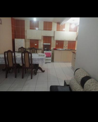 ein Wohnzimmer mit einem Tisch und Stühlen sowie eine Küche in der Unterkunft Departamento céntrico a 4 cuadras de la Plaza principal in Sucre
