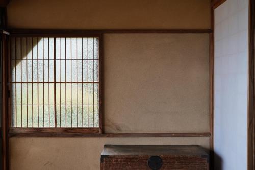 a window in the corner of a room at new! 熱海桃山邸　Atami terrace villa 〜Sauna & Onsen 〜 in Atami