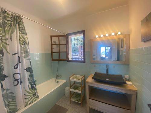 ein Badezimmer mit einem Waschbecken und einer Badewanne in der Unterkunft maison proche mer in Saint-Raphaël