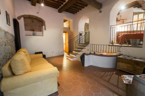 - un salon avec un canapé et quelques marches dans l'établissement Appartamento nel Borgo, à Roccatederighi
