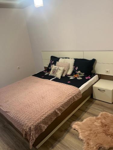 1 dormitorio con cama y alfombra marrón en Guest House Amaya Med, en Plovdiv