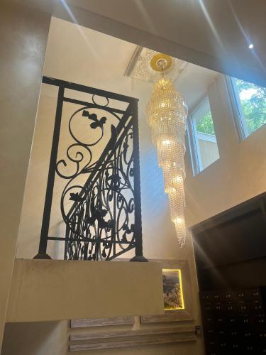 una lámpara de araña y una lámpara de araña colgando de una escalera en Guest House Amaya Med, en Plovdiv