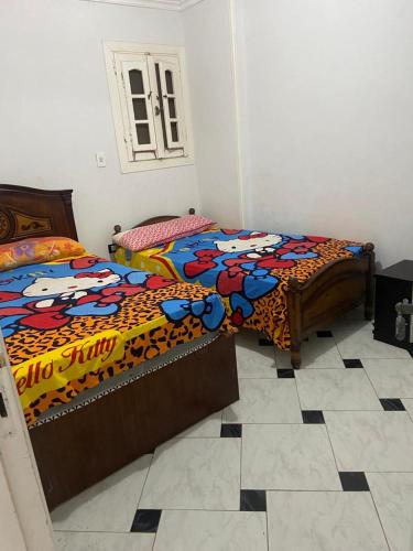 1 dormitorio con 1 cama con edredón Hello Kitty en abo talat, en El-Shaikh Mabrouk