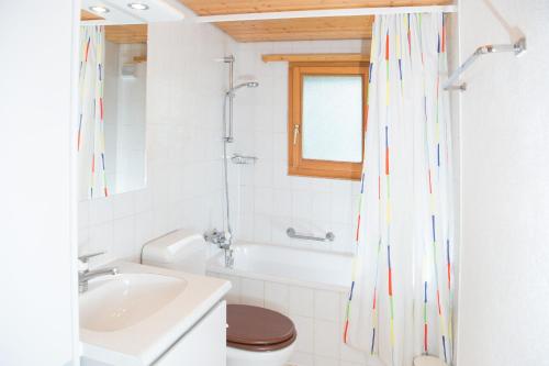 Koupelna v ubytování 5 room house Joch Churwalden- Lenzerheide