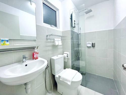een badkamer met een toilet, een wastafel en een douche bij Alanis Studio @ KLIA Transit in Sepang