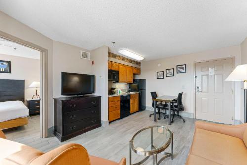 a living room with a kitchen and a dining room at Metro Scottsdale Apartments 1 bd 1 ba PREMIUM in Scottsdale