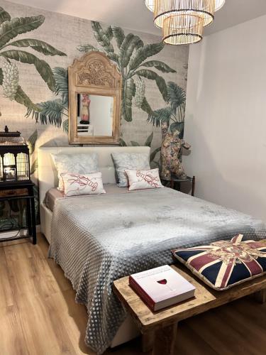 une chambre avec un lit avec une table et un miroir dans l'établissement LA PLAGE, à La Grande Motte