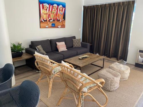 Ruang duduk di Abby’s Beach Villa