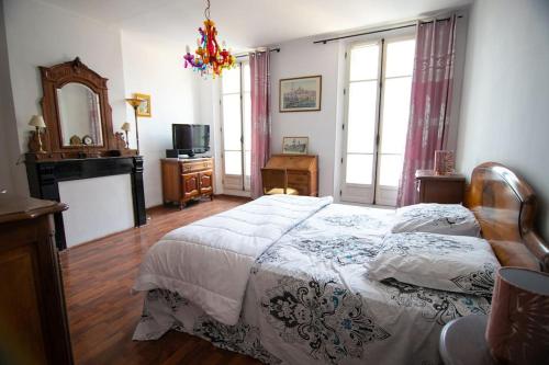 une chambre avec un grand lit et un miroir dans l'établissement FLC-2 ROOMS, 6p, Lift, Balconies, Quiet, STATION 5 mins, à Marseille