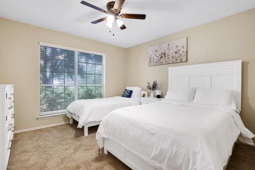 1 dormitorio con 2 camas y ventilador de techo en Seaworld Retreat Unwind Just Steps From The Action, en San Antonio