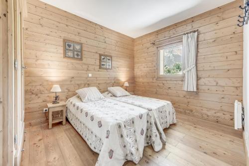 - une chambre avec des murs en bois, un lit et une fenêtre dans l'établissement Résidence Les Alpages - 2 Pièces pour 4 Personnes MAE-3944, à Champagny-en-Vanoise