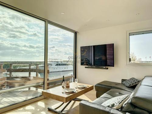 un salon avec un canapé et une table dans l'établissement Le Yacht YourHostHelper, à Deauville