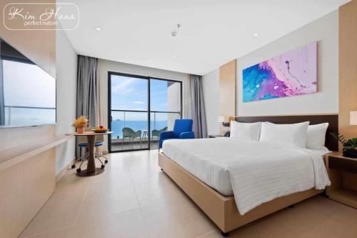 um quarto de hotel com uma cama e uma grande janela em Kim Hana Cam Ranh em Cam Ranh