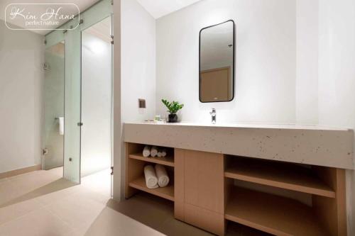 uma casa de banho com um lavatório e um espelho em Kim Hana Cam Ranh em Cam Ranh