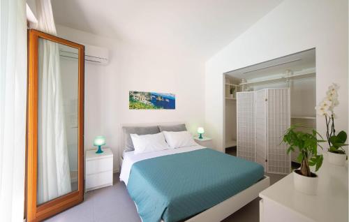 um quarto branco com uma cama azul e um espelho em Beautiful Home In Alcamo With Private Swimming Pool, Can Be Inside Or Outside em Alcamo