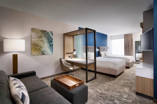 een hotelkamer met een bank en een bed bij SpringHill Suites by Marriott El Paso Airport in El Paso