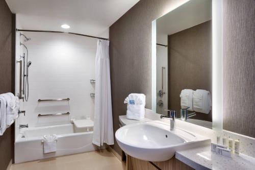SpringHill Suites by Marriott El Paso Airport في الباسو: حمام مع حوض وحوض استحمام ومرحاض
