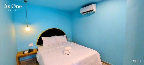 Säng eller sängar i ett rum på As ONE Hotel Biên Hòa