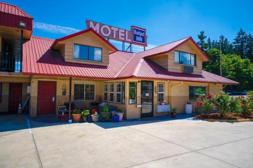 a motel with a sign on top of it at Budget Inn Gladstone By OYO - Portland Clackamas in Gladstone