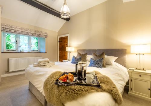 ein Schlafzimmer mit einem Bett und einem Tablett mit Obst darauf in der Unterkunft The Mill at Marrington Estate in Chirbury