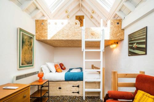 מיטה או מיטות קומותיים בחדר ב-CUTE HOUSE IN SOHO - full ac, quiet and unique!