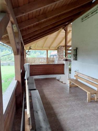 a large pavilion with benches at Alpesi kulcsos ház in Izvoru Mureşului