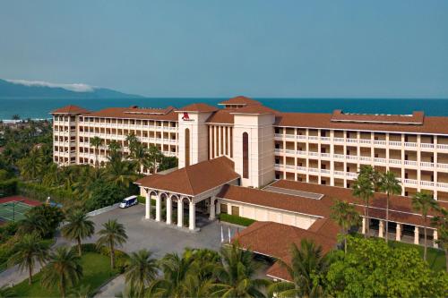 ダナンにあるDanang Marriott Resort & Spaの海を背景にリゾートの空中を望む