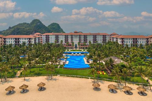 una vista aérea de un complejo con piscina y palmeras en Danang Marriott Resort & Spa, en Da Nang